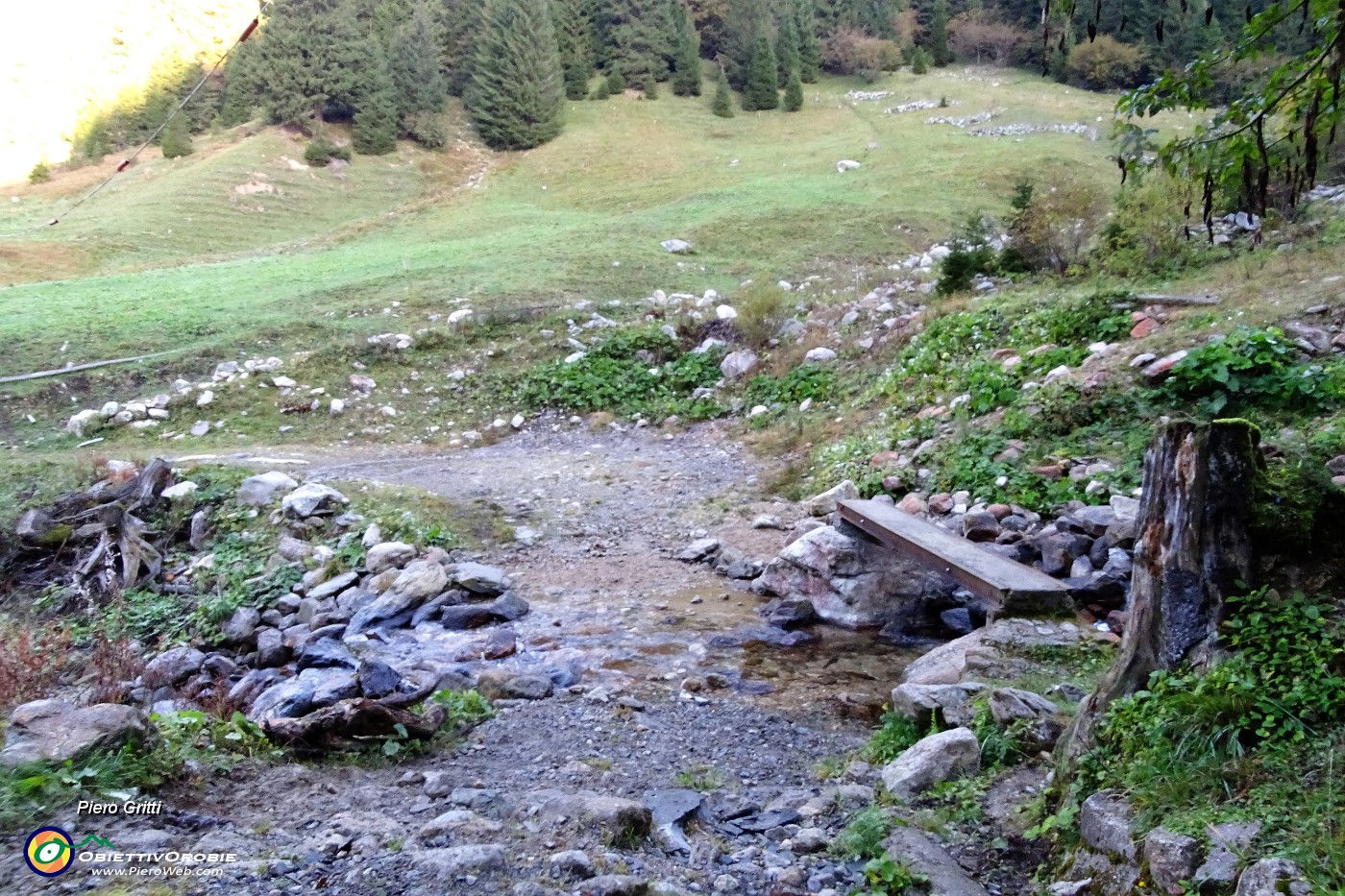 15 Attraversato il torrente sul ponticello.JPG